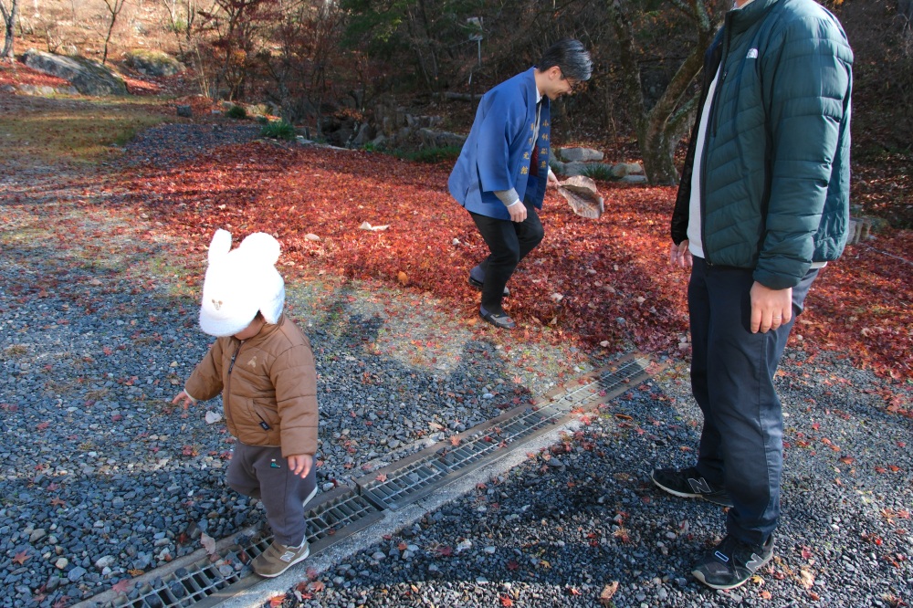 翌朝、宿の敷地内で秋の散策を楽しむ
