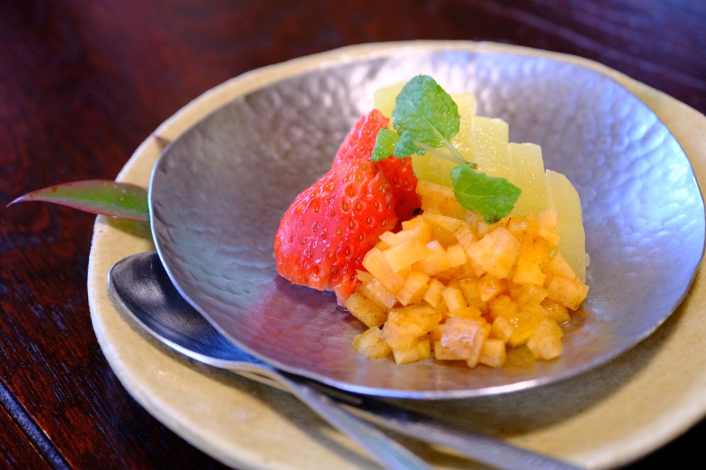 まだ小さい子供のために、柿を刻んでくれた