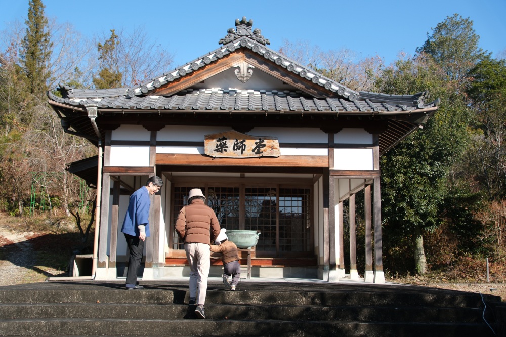 薬師堂へ旅行バトラーがご案内