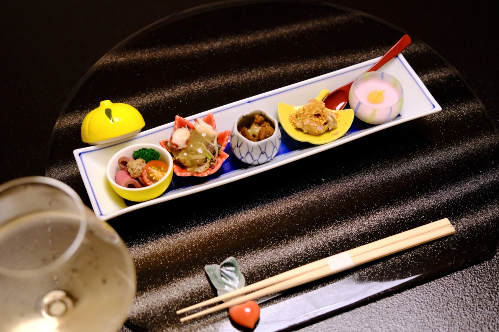 美濃焼の陶器で振る舞われる前菜も美しい