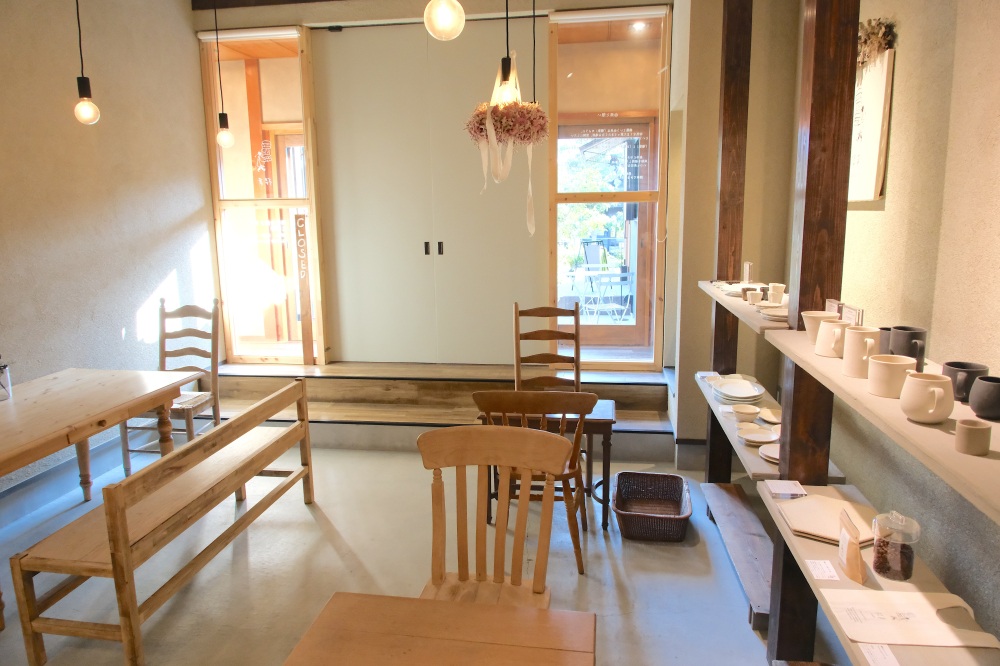 ナチュラルな雰囲気が心地よい、まるで隠れ家のような店内