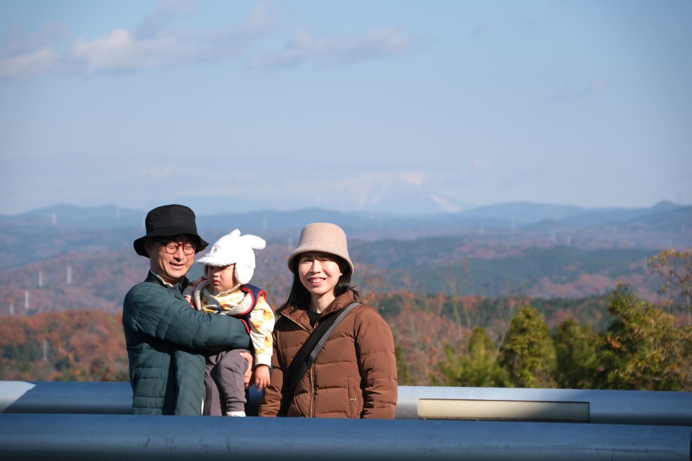 御嶽山を望むロケーションで、家族写真を撮影してもらう