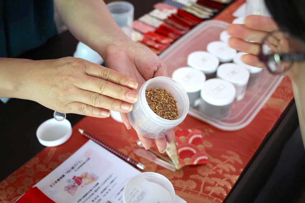 一つひとつ素材の香りを嗅ぎながら調合