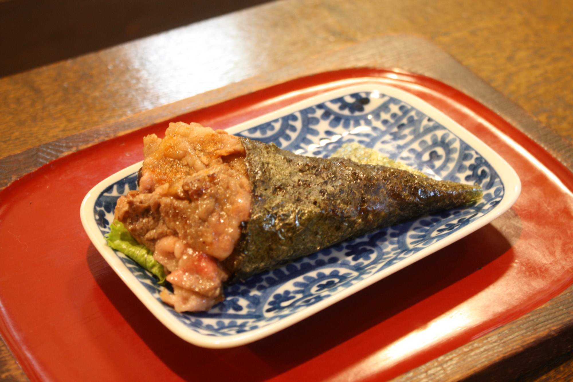 皿に盛りつけられた飛騨牛手巻き寿司