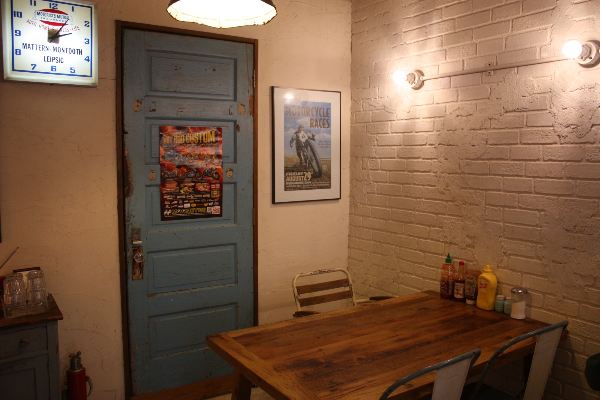 80年代アメリカ映画に登場する「ダイナー」のような雰囲気の店内