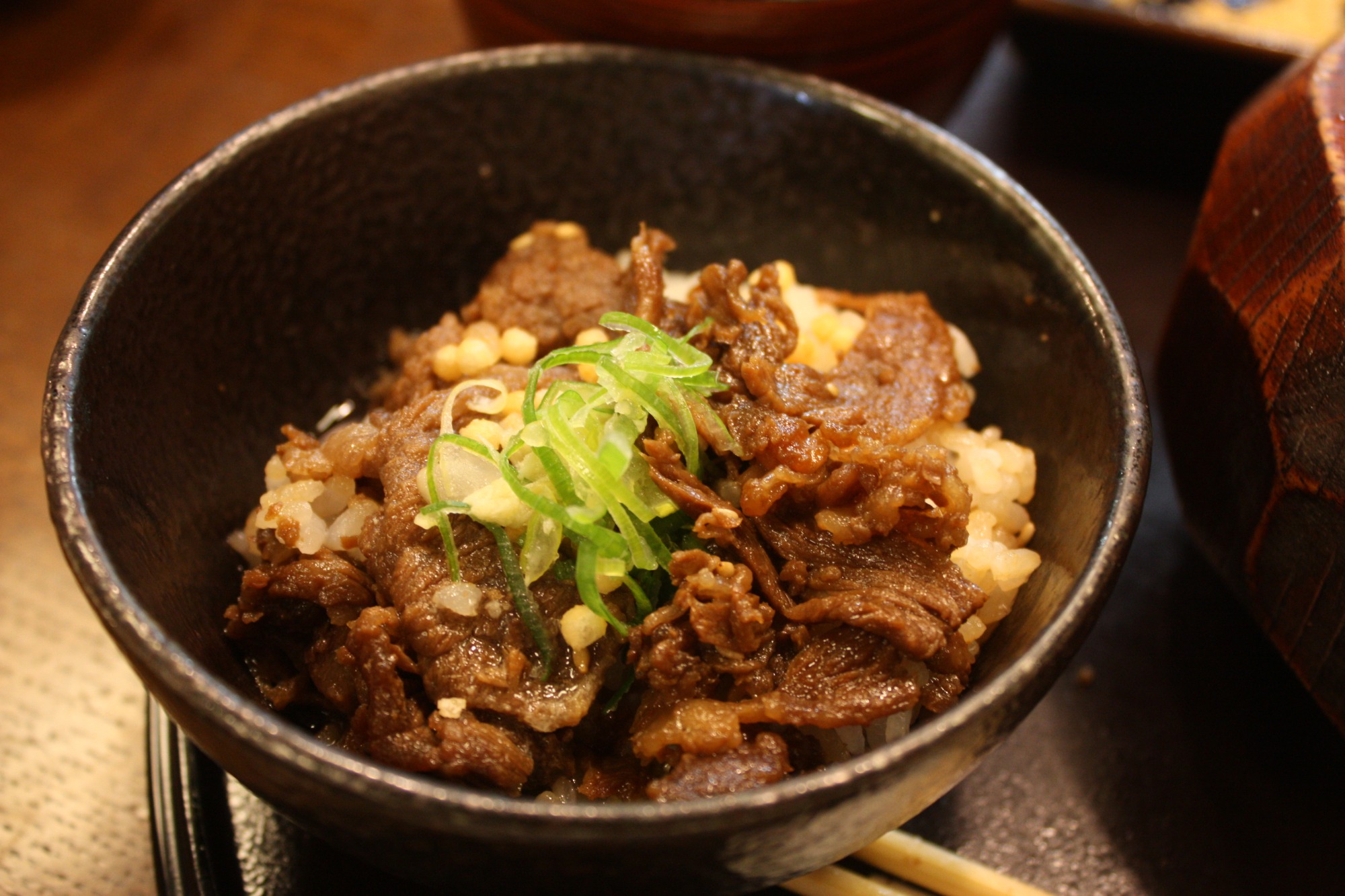 飛騨牛のひつまぶしをお茶碗に入れて出汁茶漬けにした様子"</p