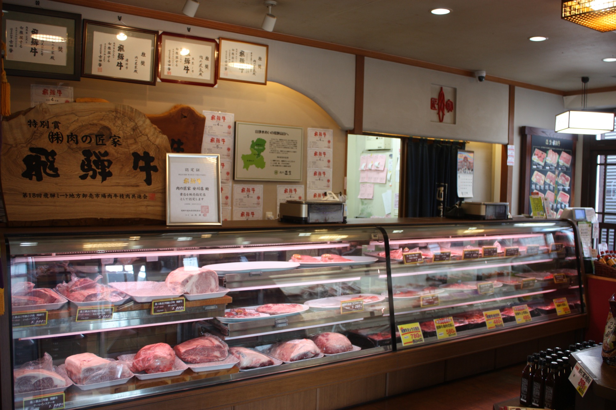 肉の匠家 安川店の精肉販売のショーケースの様子