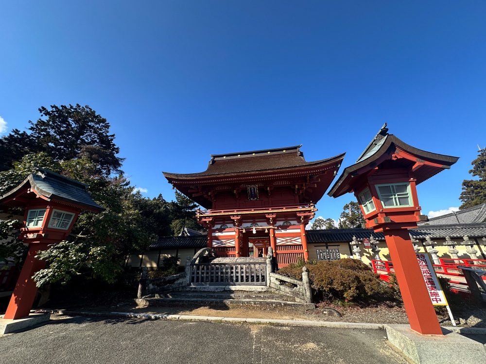 鮮やかな朱塗りが印象的な楼門