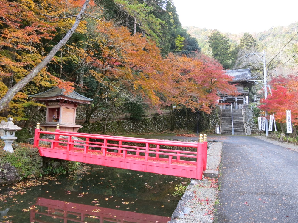 弁天天(手前)と甘南美寺