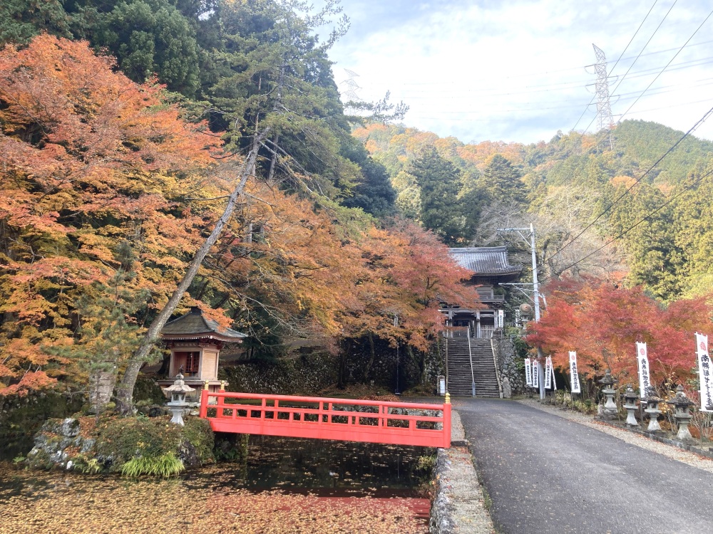 赤い橋の先には弁財天
