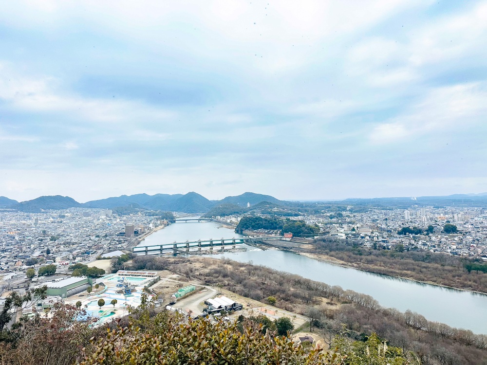 木曽川を挟んで犬山城、鵜沼城などが見渡せる