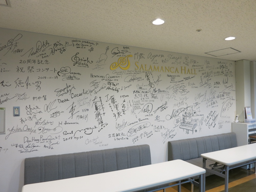 壁一面にサインがびっしり