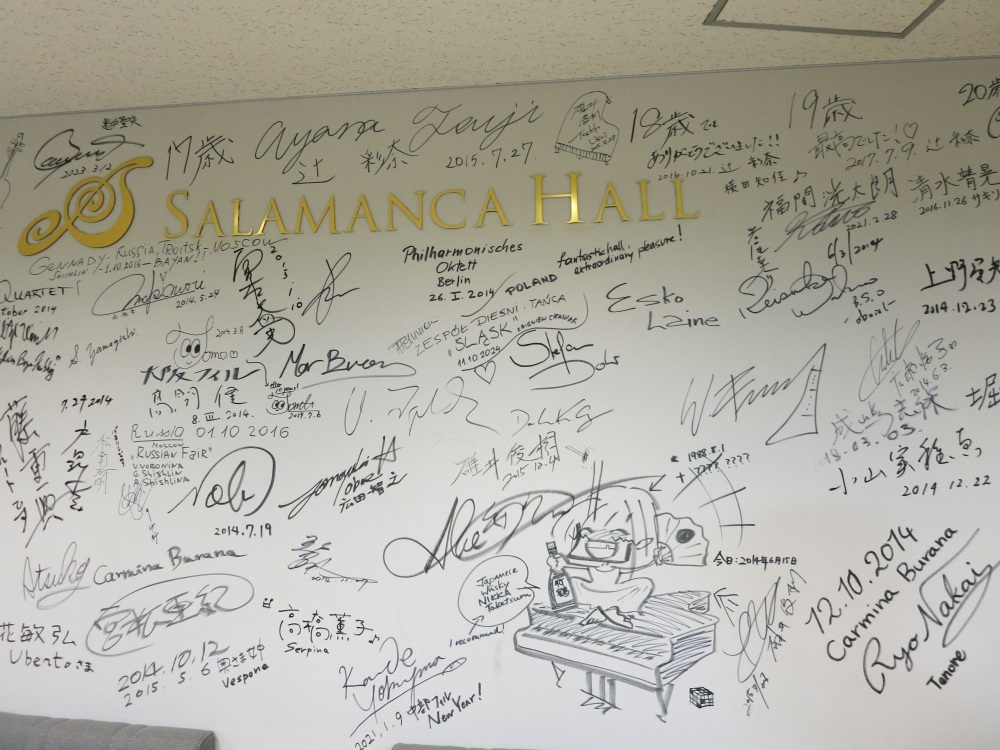 金文字の下で写真を撮ると辻さんのサインがもれなく映ります