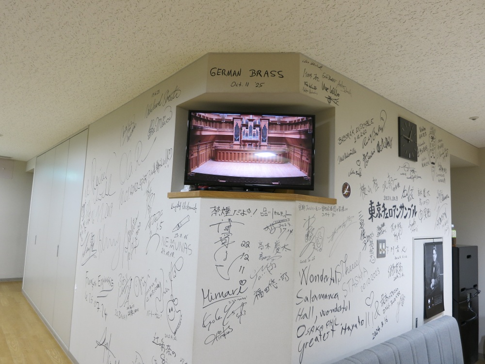 「禁煙だよ!」の文字にピアニスト、清塚信也さんのお茶目な一面が垣間見える