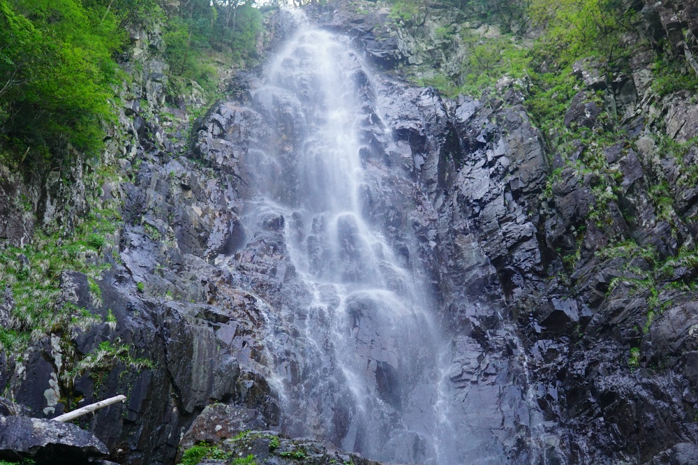 圧巻の落差と水量を誇る夫婦滝