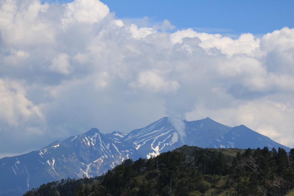 噴煙を上げて佇む御嶽山