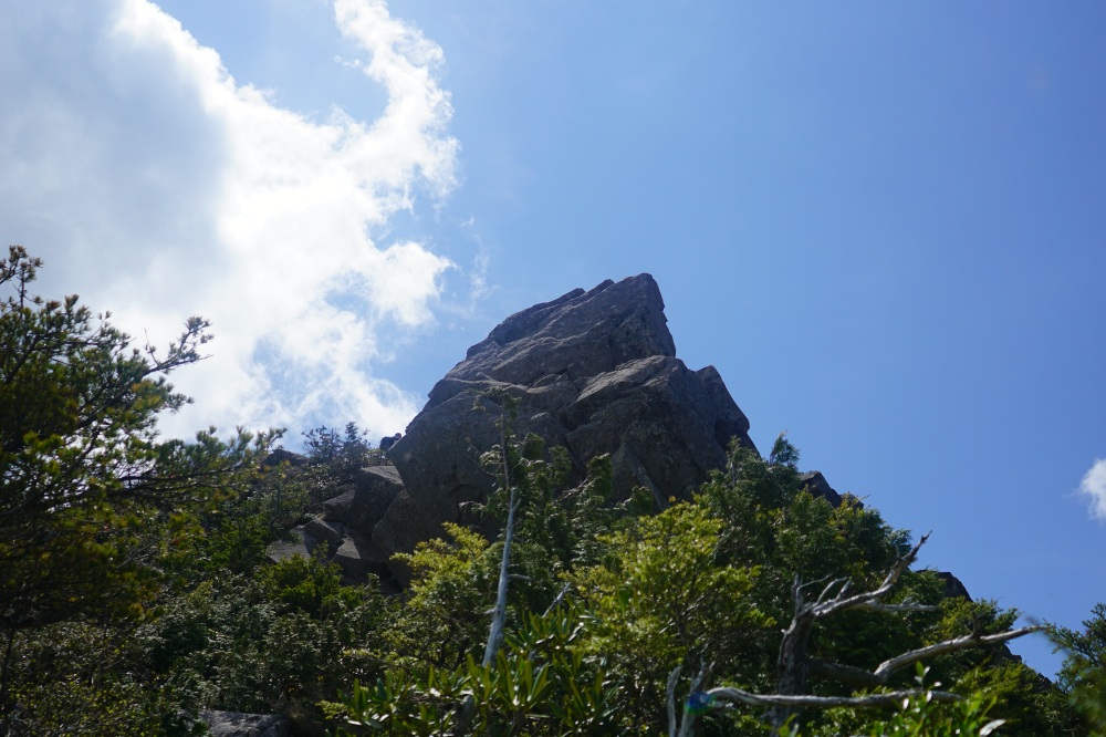 登山道から兜岩を見上げる
