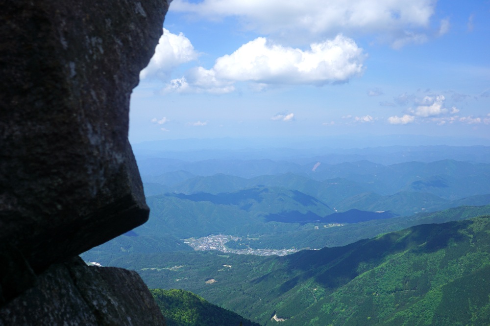 遮るもののない青と緑の景色が広がる