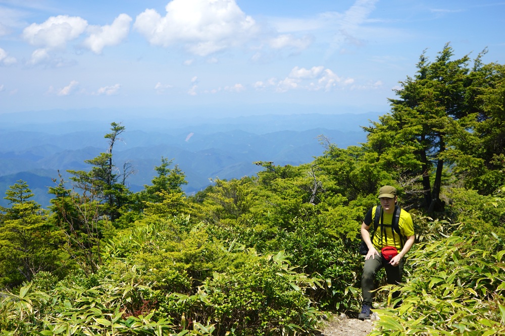 途中、平坦区間も通過して、小秀山山頂へ