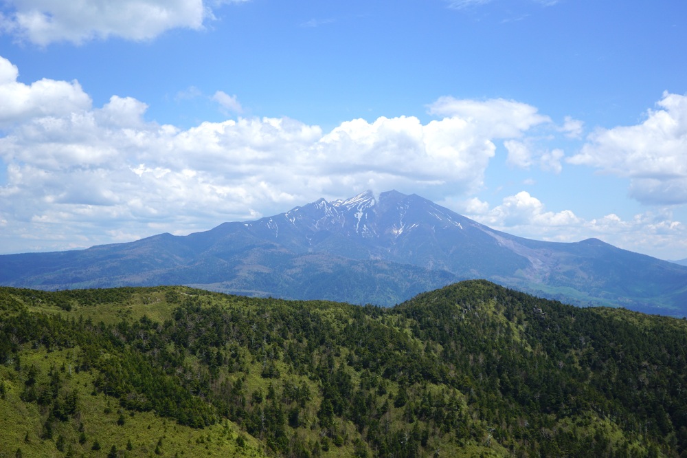山頂の先に広がる秀峰・御嶽山にパノラマ