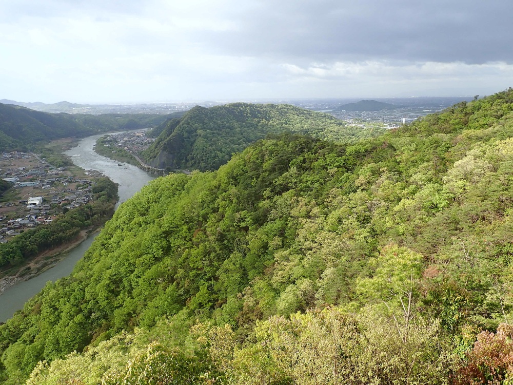 木曽川までダイナミックな地形美が広がる