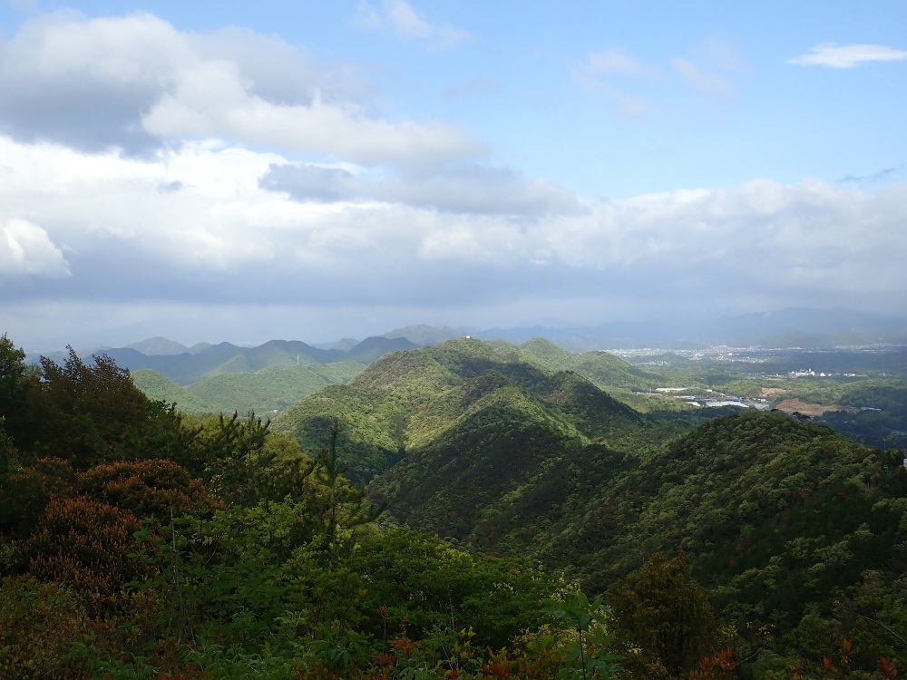 低山なのに圧倒的スケールの景色が広がる