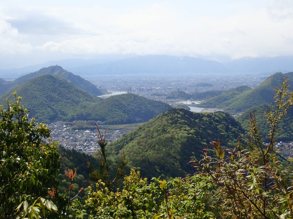 街にアクセントを加えてくれる山の風景