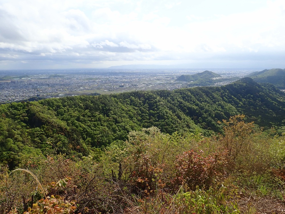 山上から見渡す各務原アルプスの稜線美