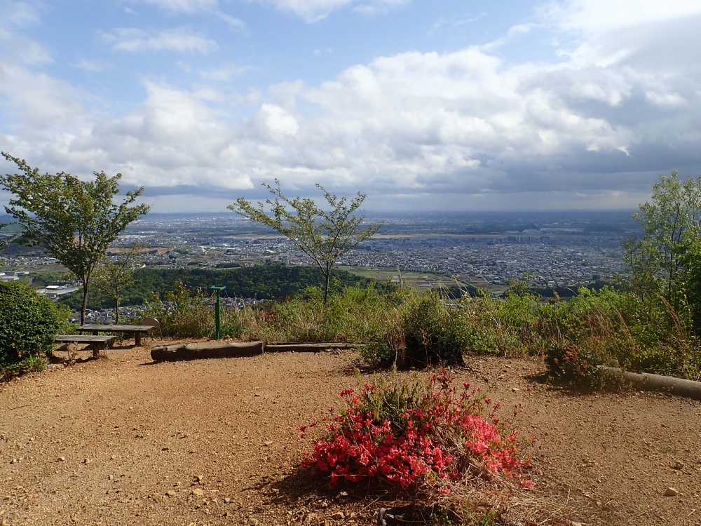 ダイナミックに景色が開ける各務原権現山の山頂