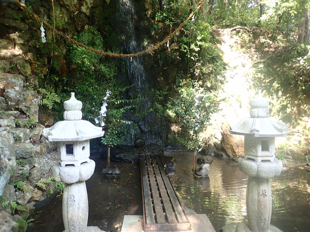 静かに流れる伊吹の滝でクールダウン