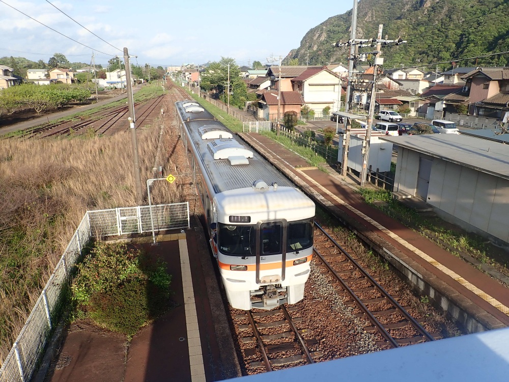 徒歩と電車を使って登山口へ戻る