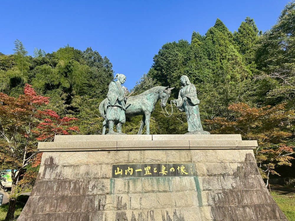 内助の功で知られる山内一豊の妻・千代は、盛数の娘という説が。