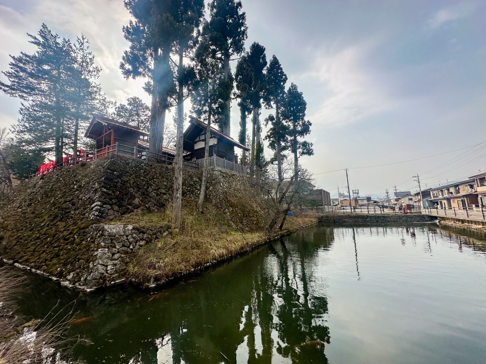 現在の増島城跡には櫓台の石垣や堀の一部が残る。