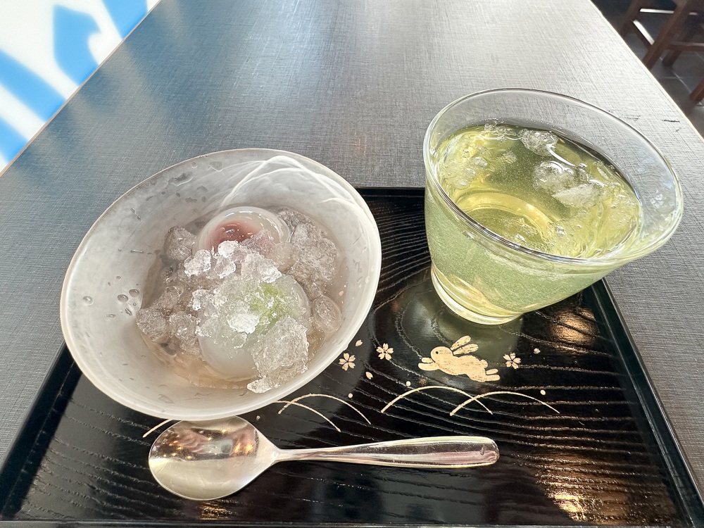 店内では氷で冷やされた水まんじゅうがいただけます