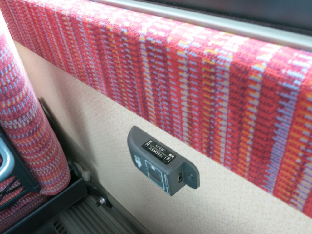 USB充電ポートが窓側にありました