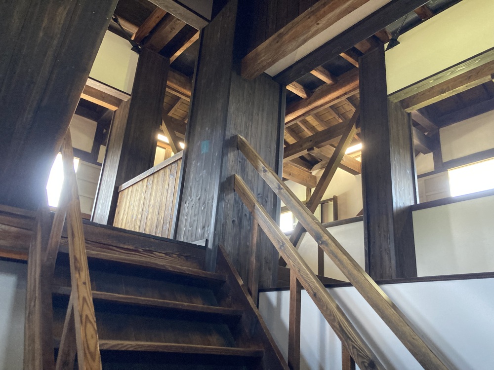 ギシギシ鳴る音にも歴史を感じる木造階段