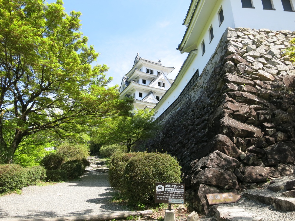 山道のラスト、石の階段を上がるとお城が見えました！