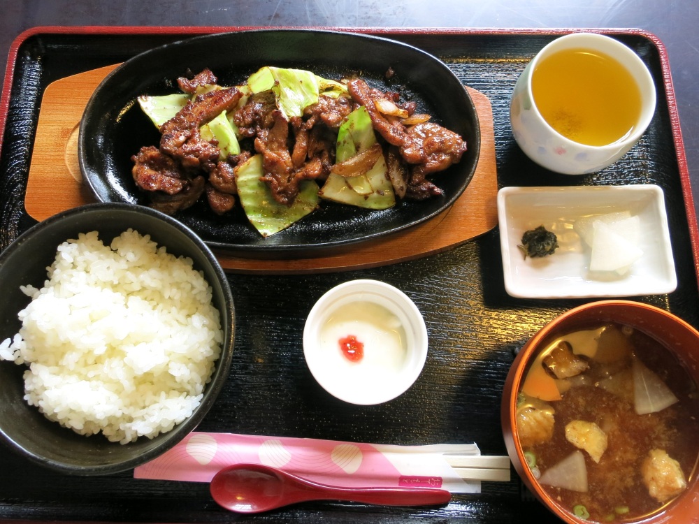 人気No.1の「鶏ちゃん定食」。地元のコシヒカリ新米とお味噌汁も絶品！