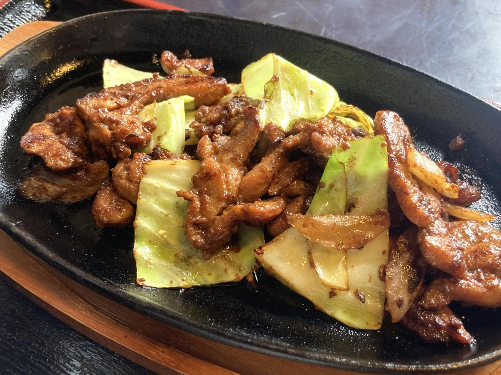 鶏肉と野菜を地味噌や醤油などをベースに味付けして炒めた郷土料理です。