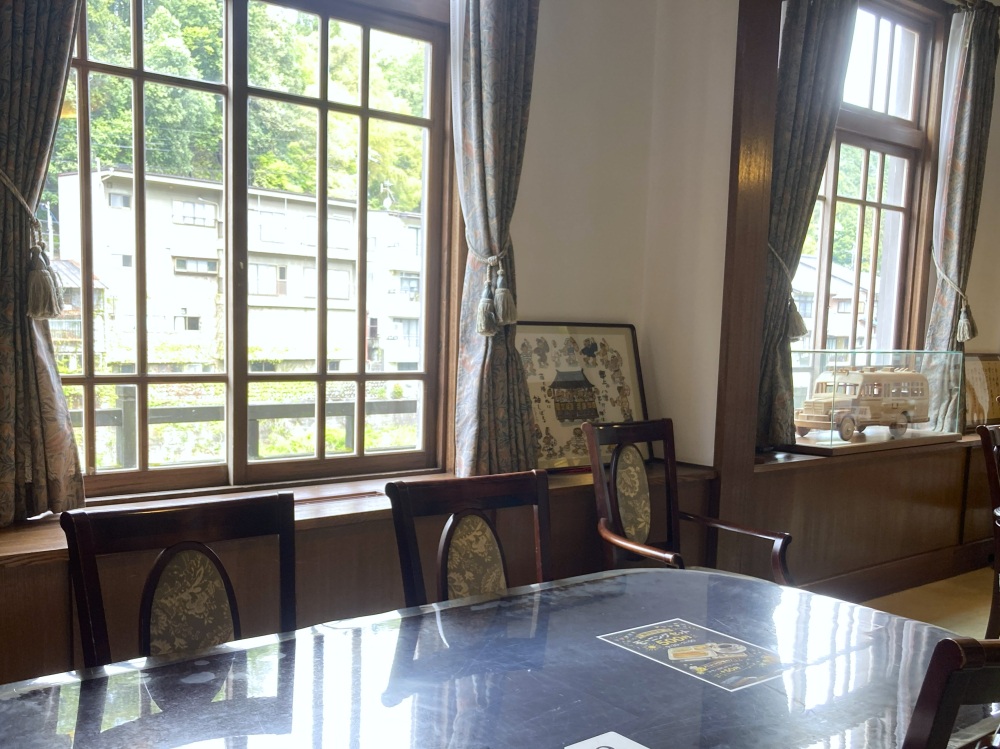 洋館の雰囲気たっぷりのテーブル席。窓の外は吉田川