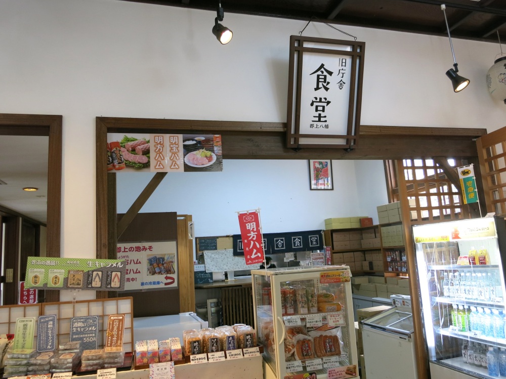 食堂はセルフサービス。先に売店のレジで注文するスタイル