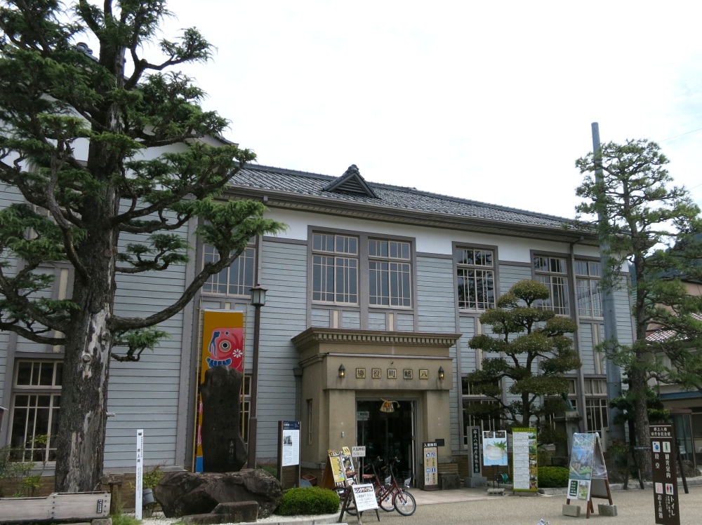 平成6年まで、八幡町役場として使われていました