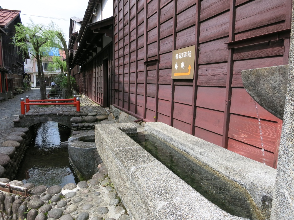 湧き水を引き込んで使う段ちがいの水槽は「水舟」と呼ばれ、槽の高さによって洗い物を分けています。