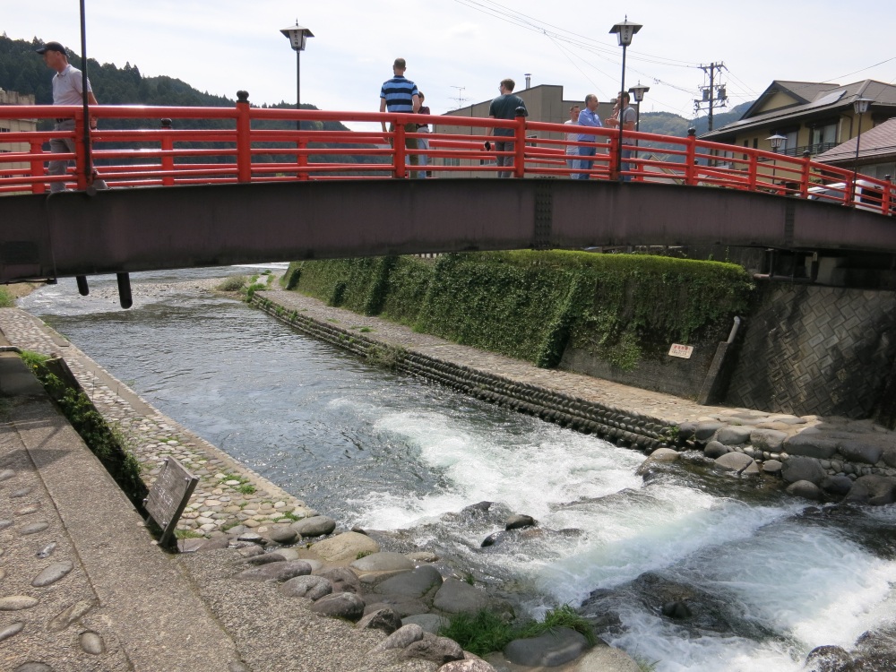 赤い欄干が美しい清水橋
