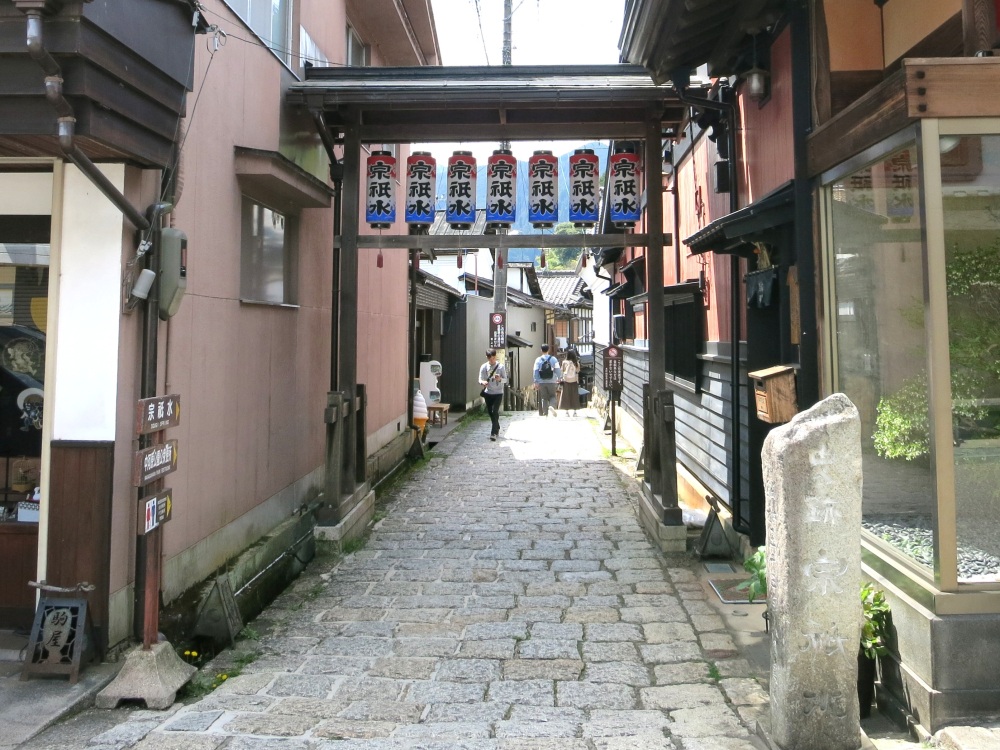 宗祇水への入口