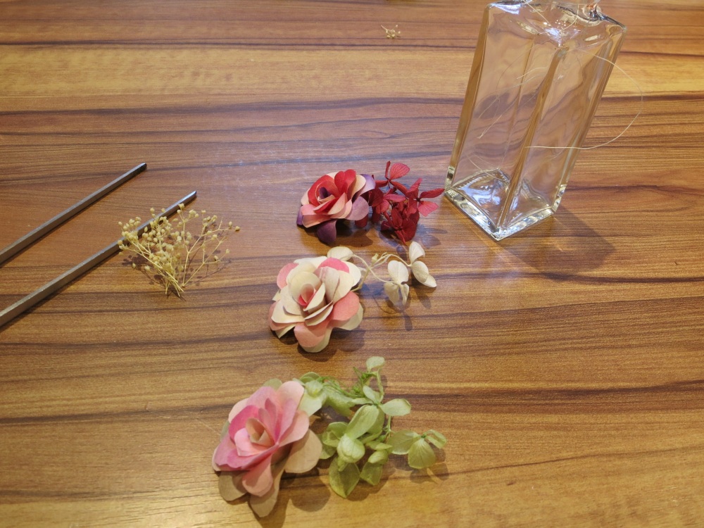 お花はひとつ作り、残りのパーツは完成品から選びます。なんだか三食団子っぽい