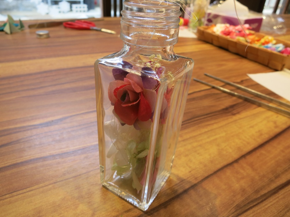 できあがったパーツをピンセットでつまんで瓶に入れたところ