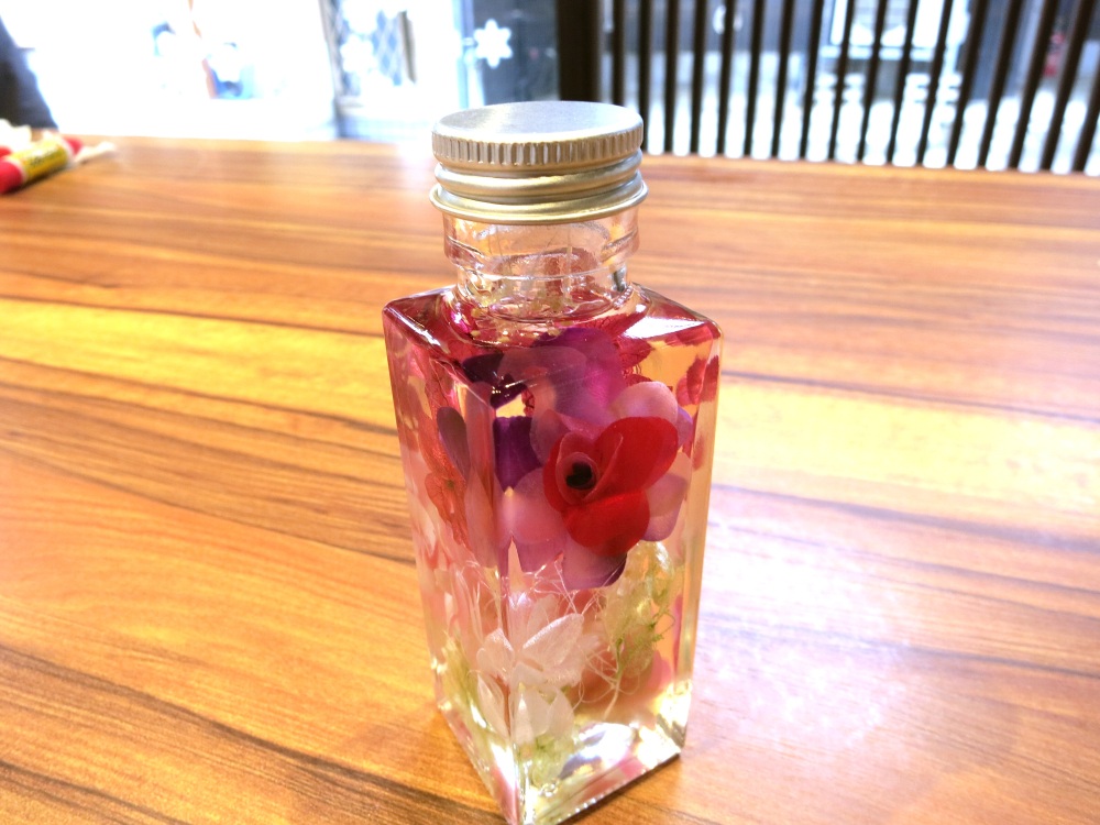 オイルを流し込んだら鮮やかな色に変わりました。