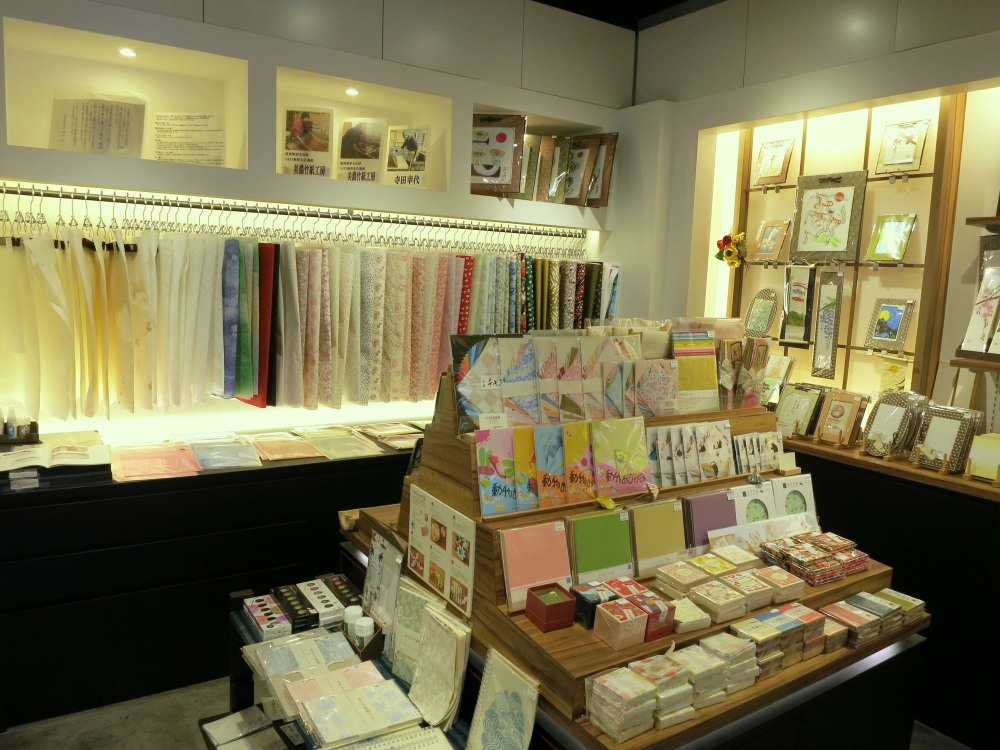 美濃和紙1300年の歴史があるそうです。