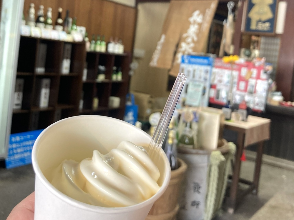 原酒をたっぷり注がれて光り輝くソフトクリーム！